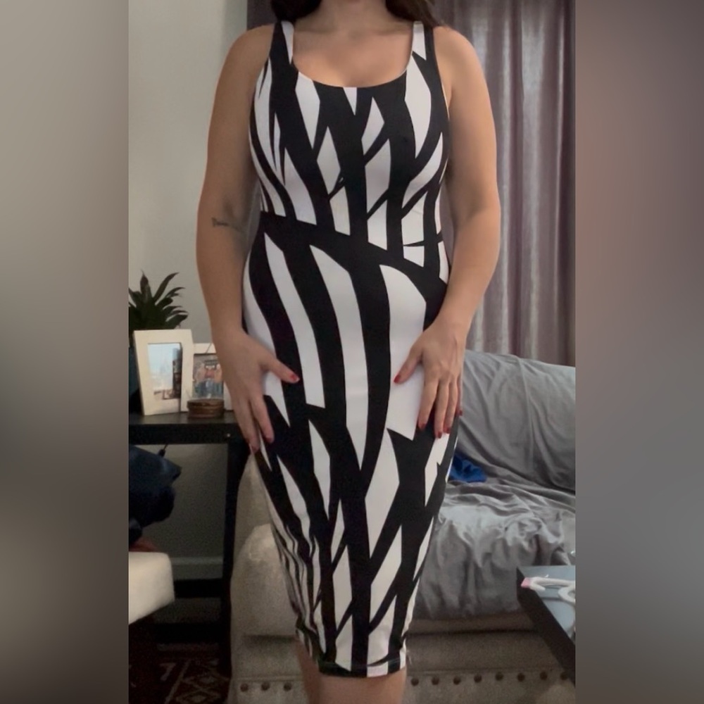 bebe Monochrome Abstract Midi Dress